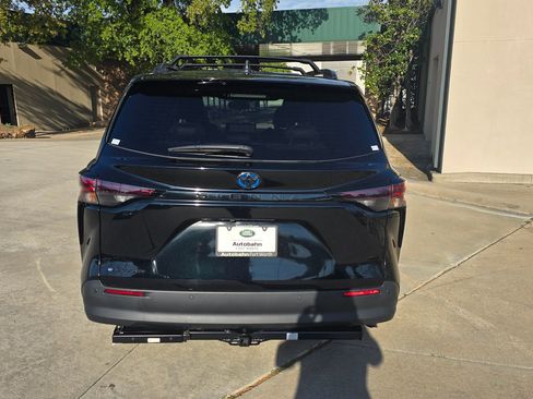 Used 2025 Toyota Sienna XLE Woodland Edition image 3