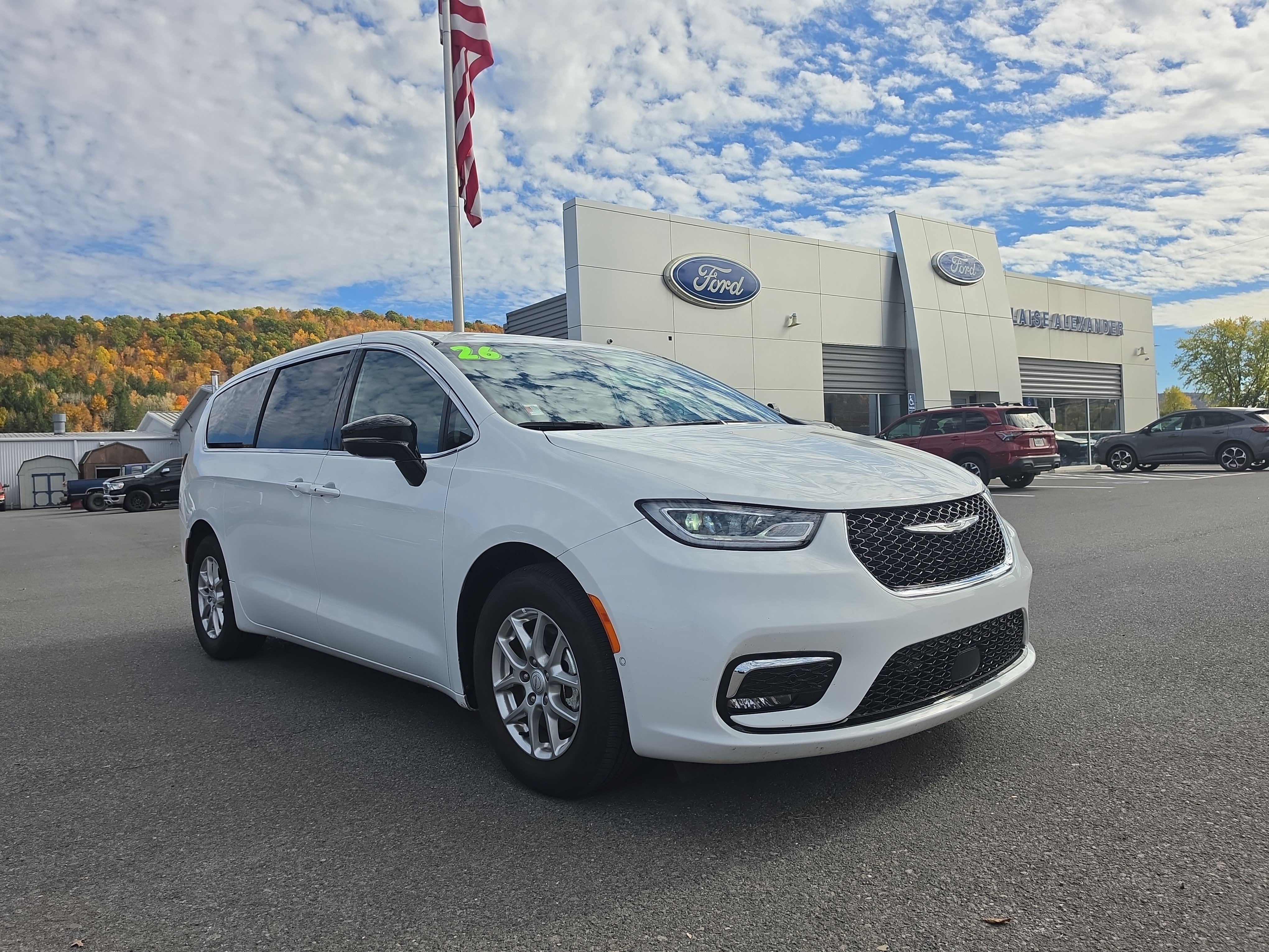 Used 2026 Chrysler Pacifica Select FWD image 1