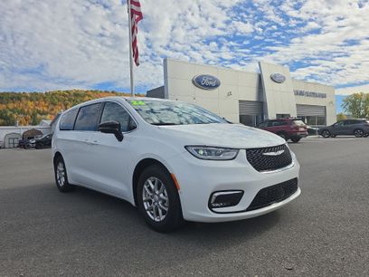 Used 2026 Chrysler Pacifica Select