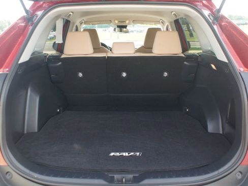 Used 2019 Toyota RAV4 LE FWD image 15