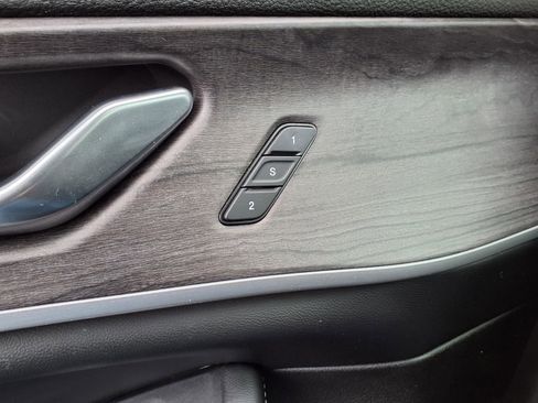 Used 2023 Jeep Grand Cherokee Limited w/ Luxury Tech Group II image 22