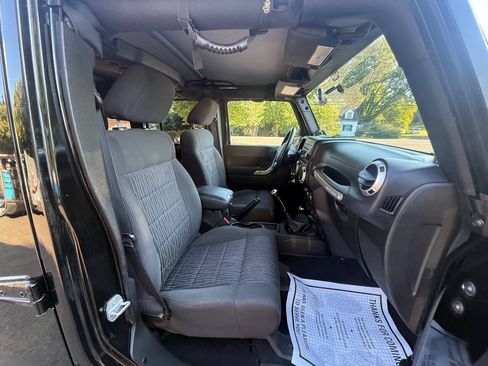 Used 2012 Jeep Wrangler Unlimited Sahara w/ Connectivity Group AWD/4WD image 19