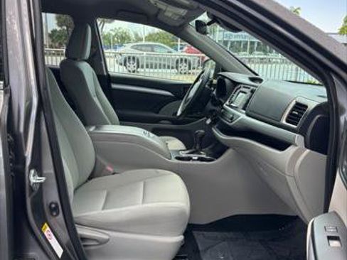 Used 2018 Toyota Highlander LE FWD image 28