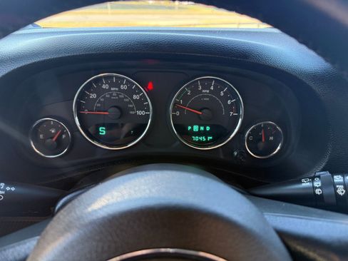 Used 2015 Jeep Wrangler Unlimited Rubicon w/ Connectivity Group image 16