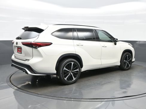 Used 2021 Toyota Highlander XSE AWD/4WD image 6