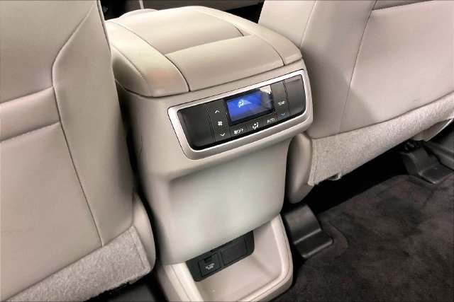 Used 2017 Toyota Highlander XLE AWD/4WD image 9