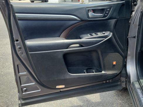 Certified 2019 Toyota Highlander Limited FWD image 22