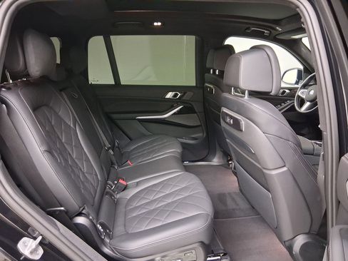 Certified 2025 BMW X7 xDrive40i w/ M Sport Package image 31