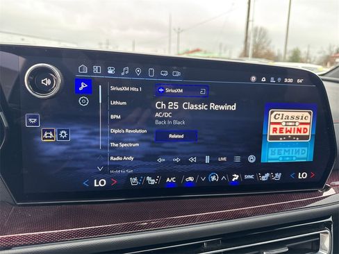 Used 2025 Chevrolet Traverse RS image 16