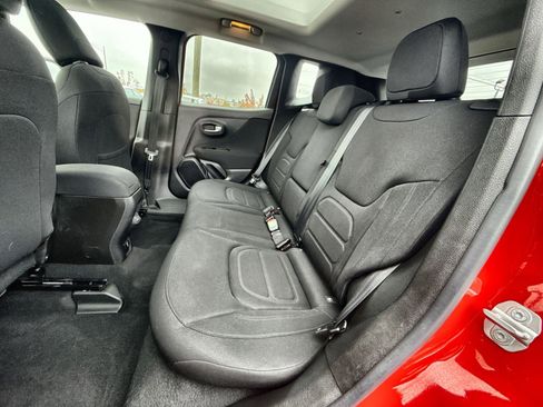 Used 2020 Jeep Renegade Latitude w/ Cold Weather Group image 24