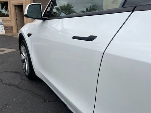Used 2022 Tesla Model Y Long Range AWD/4WD image 29
