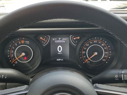Certified 2025 Jeep Gladiator Sport AWD/4WD image 33