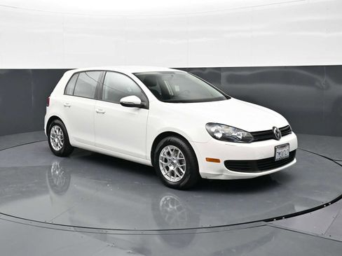 Used 2010 Volkswagen Golf 4-Door FWD image 3