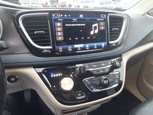 Used 2021 Chrysler Pacifica Touring-L FWD image 16