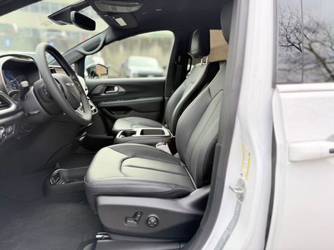 New 2026 Chrysler Pacifica Select image 11