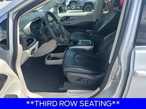 Used 2024 Chrysler Pacifica Touring-L FWD image 10