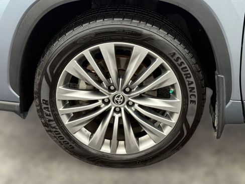 Used 2021 Toyota Highlander Platinum image 12