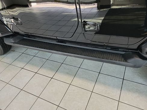 Used 2024 Jeep Wrangler Sahara image 40