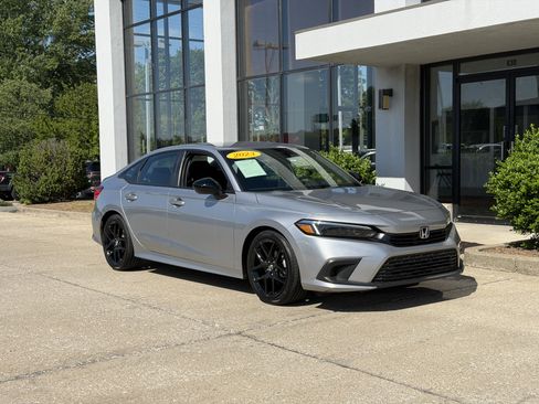 Used 2023 Honda Civic Sport image 2