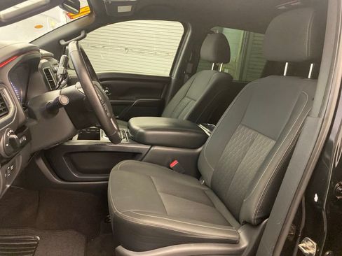 Used 2018 Nissan Titan SV w/ SV Convenience Package RWD image 19
