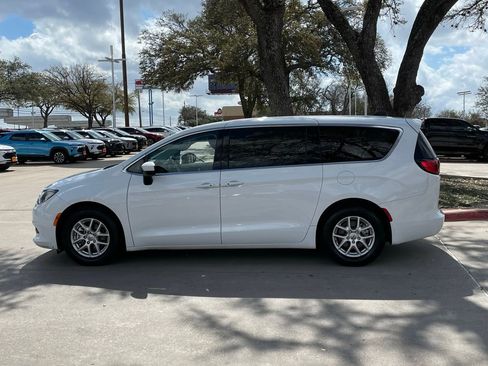 Used 2023 Chrysler Voyager LX image 3