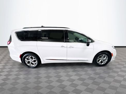 Used 2023 Chrysler Pacifica Limited image 30