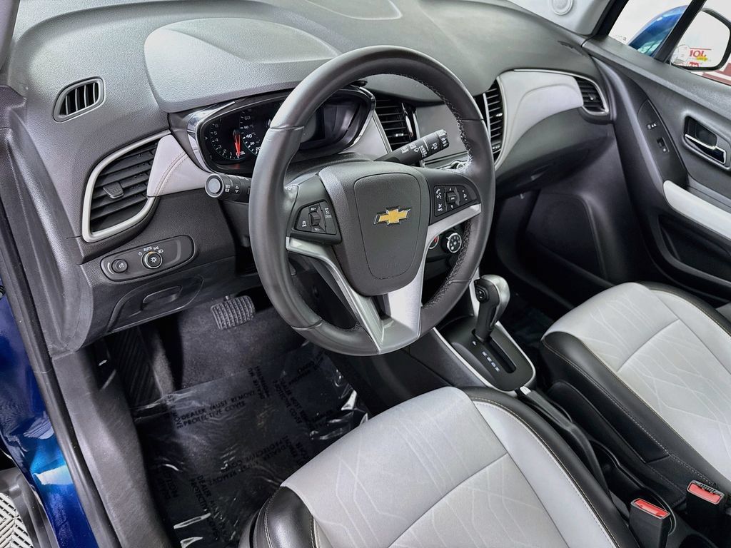 Used 2020 Chevrolet Trax LT w/ LT Convenience Package FWD image 17
