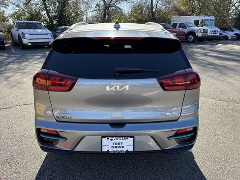 Used 2022 Kia Niro EX image 6