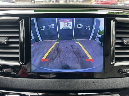Used 2017 Chrysler Pacifica Touring-L w/ Tire & Wheel Group FWD image 18