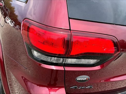 Used 2018 Jeep Grand Cherokee Altitude AWD/4WD image 28