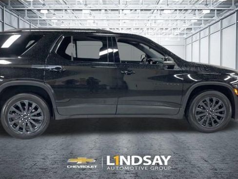 Used 2023 Chevrolet Traverse RS FWD image 2