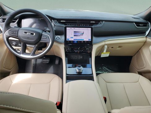 New 2025 Jeep Grand Cherokee Limited RWD image 9