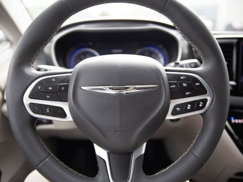 Used 2024 Chrysler Pacifica Touring-L FWD image 11