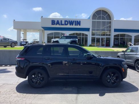 Used 2024 Jeep Grand Cherokee Altitude AWD/4WD image 8