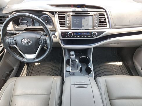 Used 2017 Toyota Highlander AWD V6 image 28