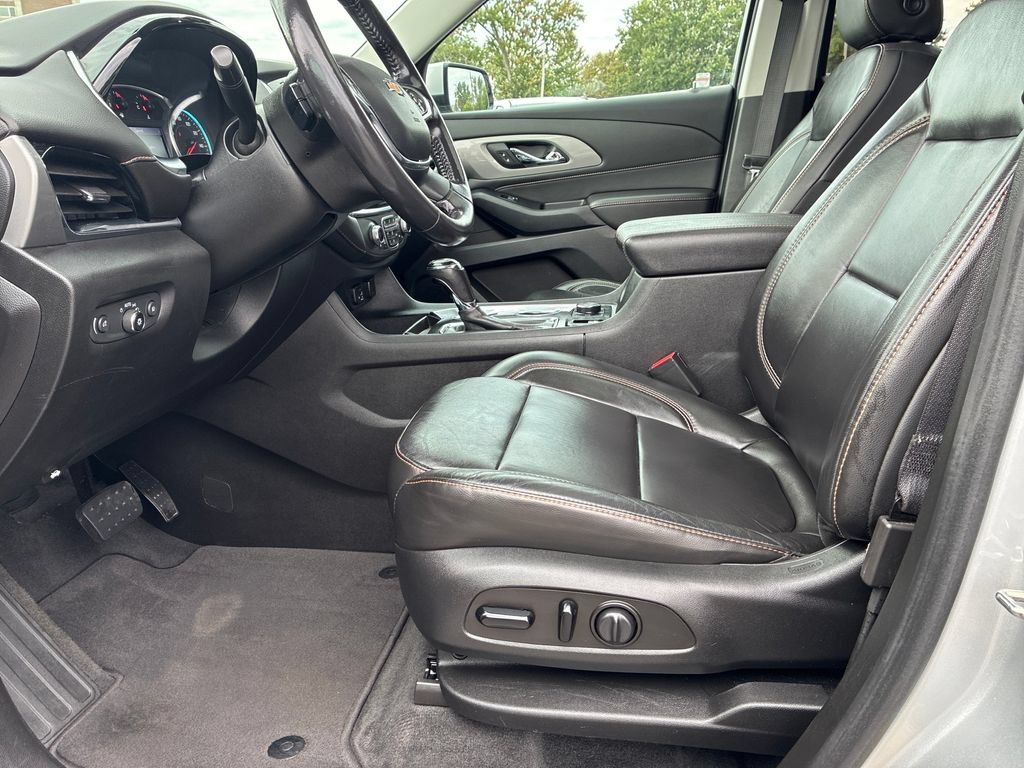 Used 2020 Chevrolet Traverse LT w/ LT Premium Package AWD/4WD image 11