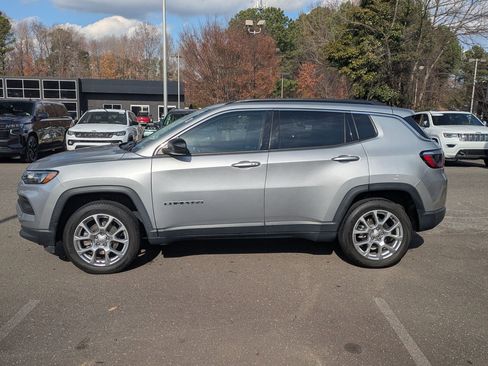 Used 2022 Jeep Compass Latitude image 8