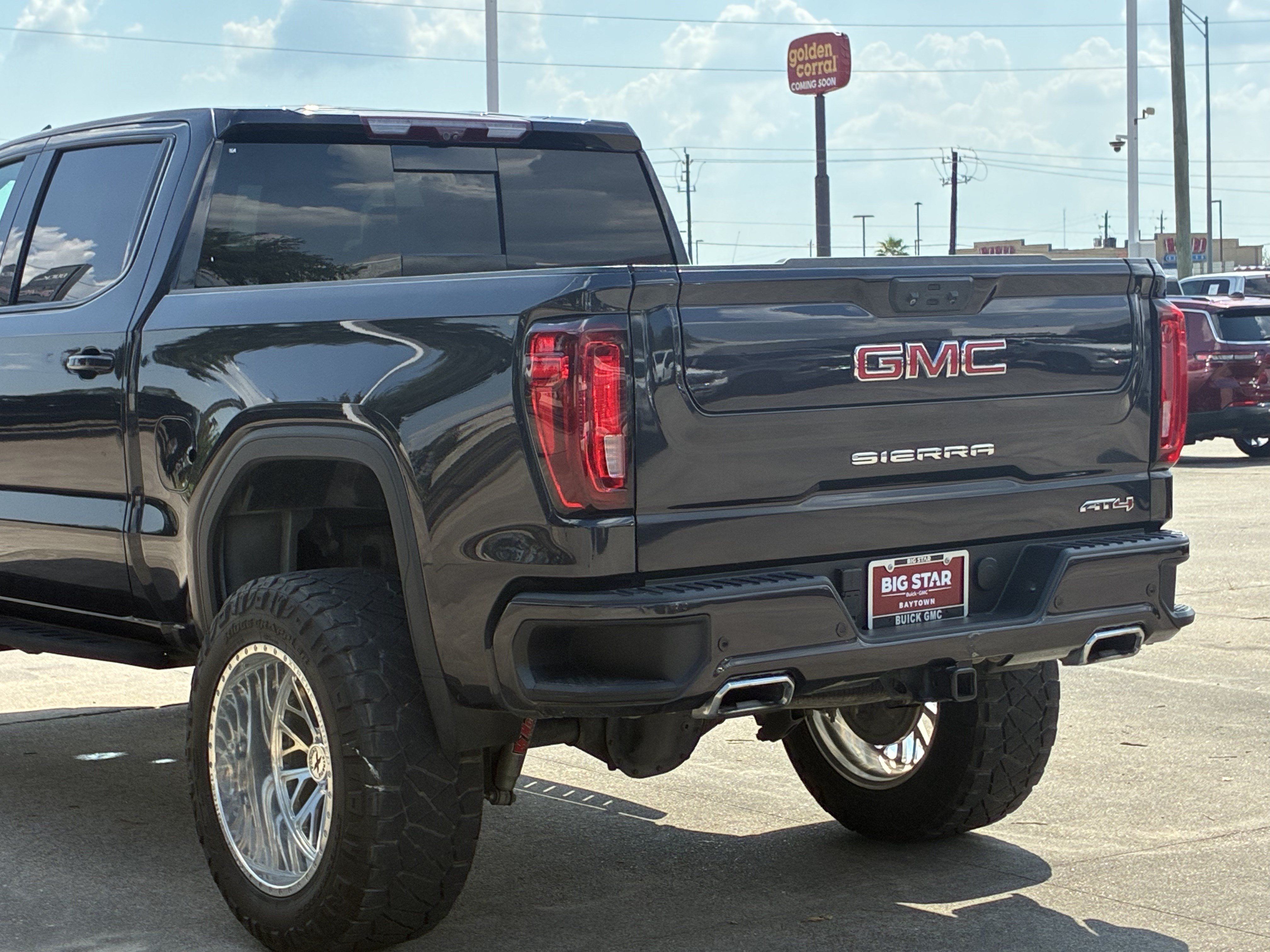 Used 2023 GMC Sierra 1500 AT4 w/ AT4 Premium Package AWD/4WD image 10