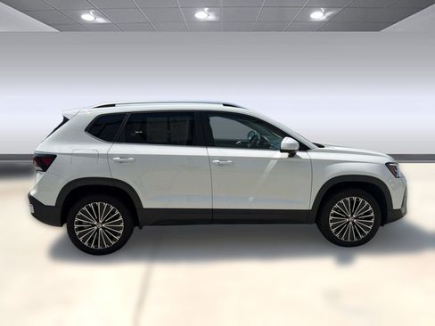 Used 2025 Volkswagen Taos SE FWD image 8