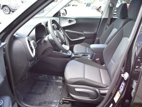 Used 2025 Kia Soul LX FWD image 16