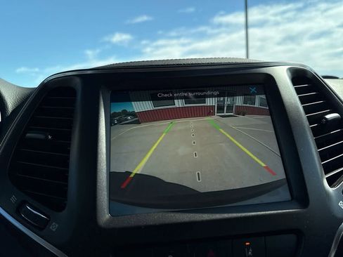 Used 2022 Jeep Cherokee Trailhawk w/ Premium Leather Package image 31