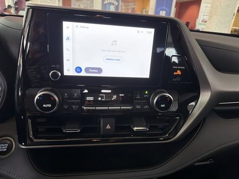 Used 2025 Toyota Highlander LE FWD image 13