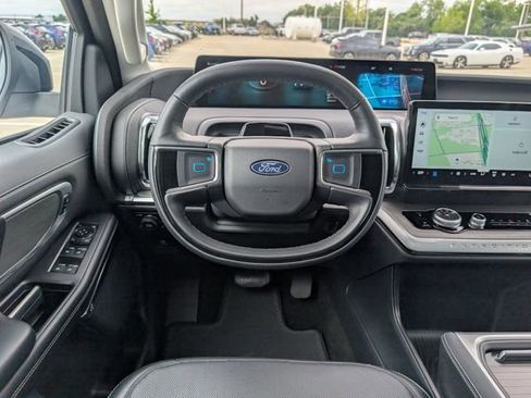 Used 2025 Ford Expedition Platinum AWD/4WD image 23
