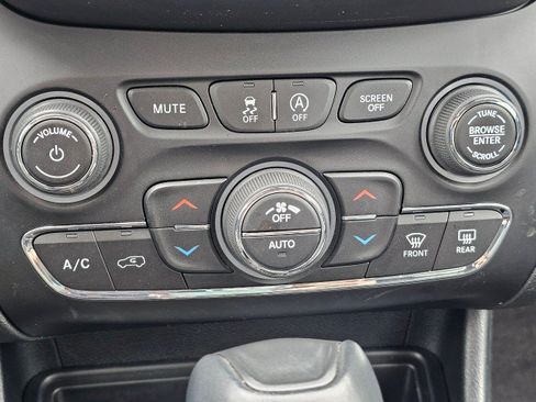 Used 2022 Jeep Cherokee Trailhawk w/ Premium Leather Package AWD/4WD image 35