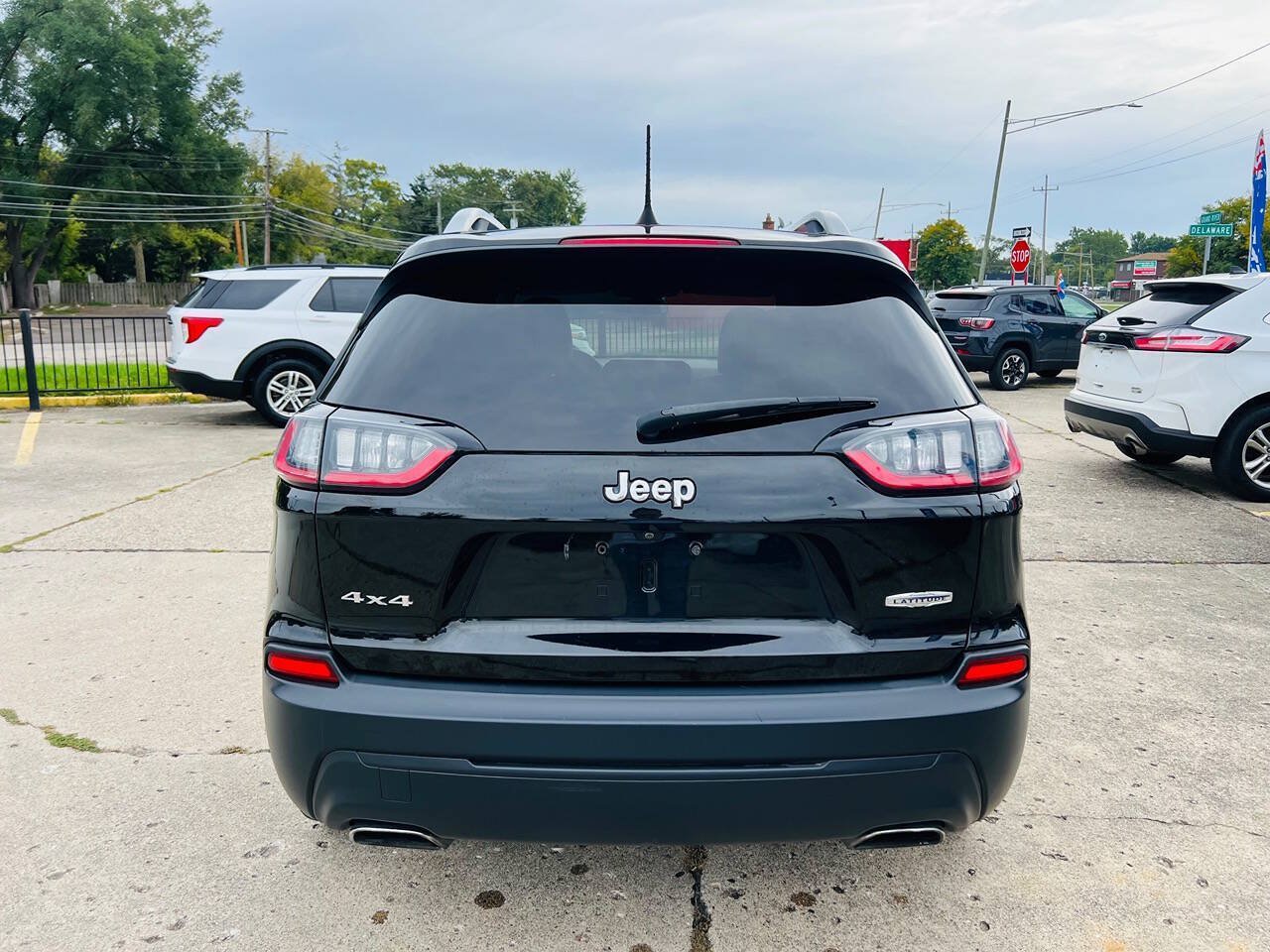 Used 2019 Jeep Cherokee Latitude Plus w/ Cold Weather Group AWD/4WD image 5