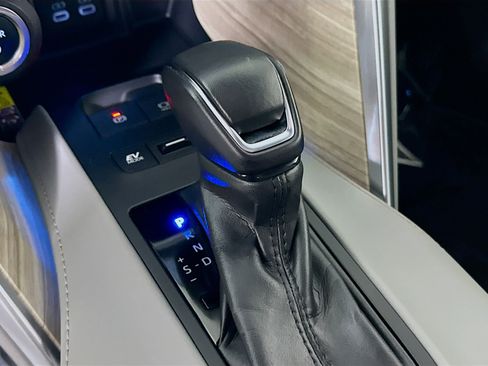 Used 2023 Toyota Venza LE image 21