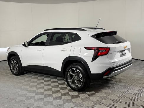 Used 2025 Chevrolet Trax LT FWD image 10
