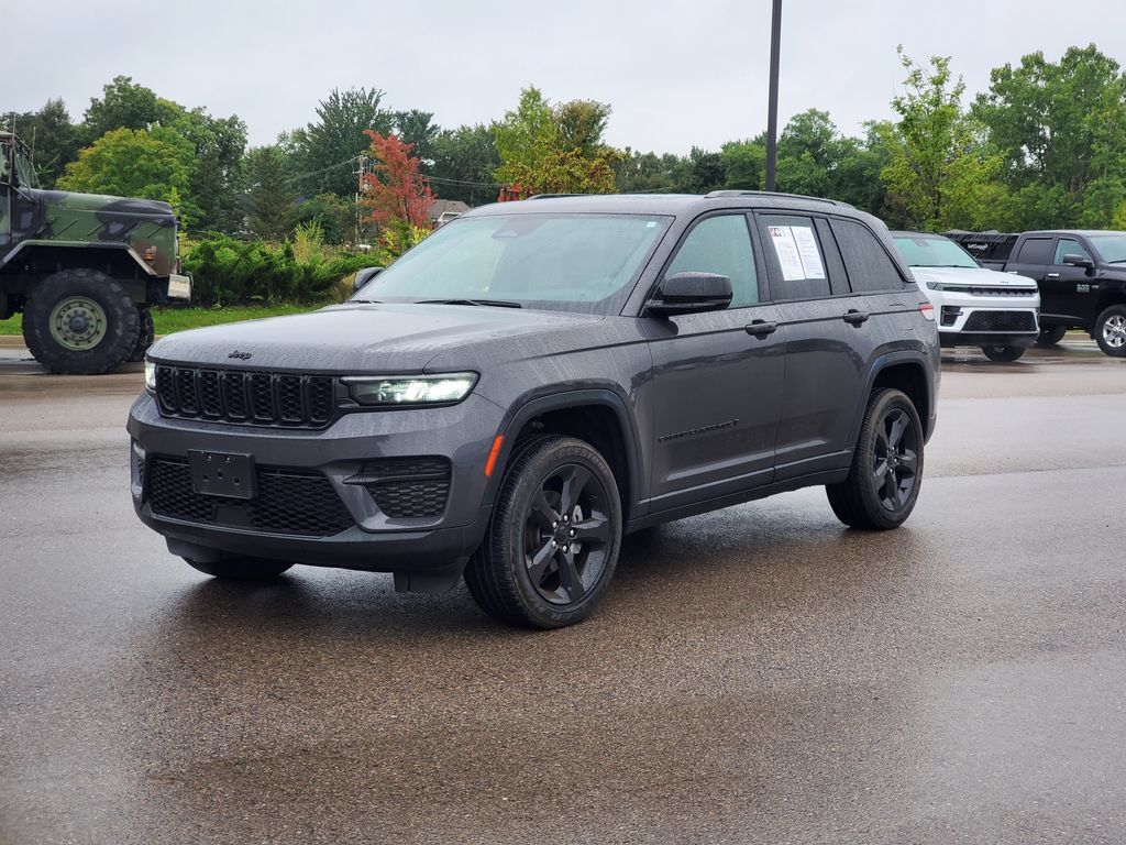 Used 2023 Jeep Grand Cherokee Altitude AWD/4WD image 2