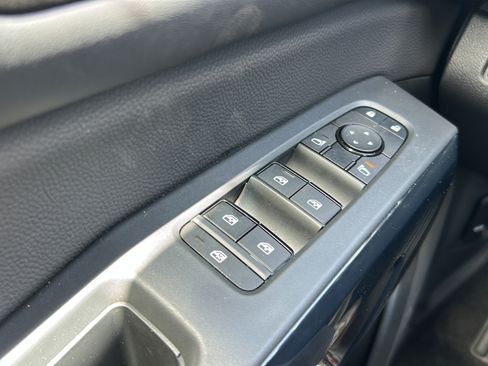 Used 2025 Nissan Pathfinder SV w/ SV Premium Package FWD image 12