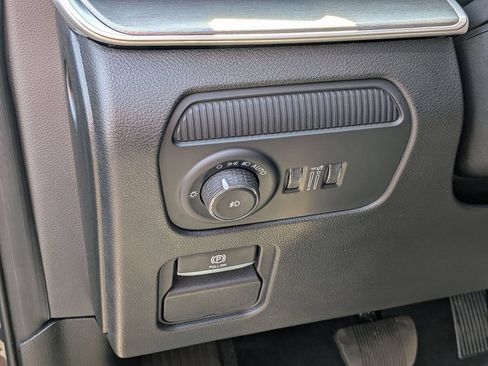 Certified 2025 Jeep Wagoneer Series III w/ Premium Group I AWD/4WD image 14